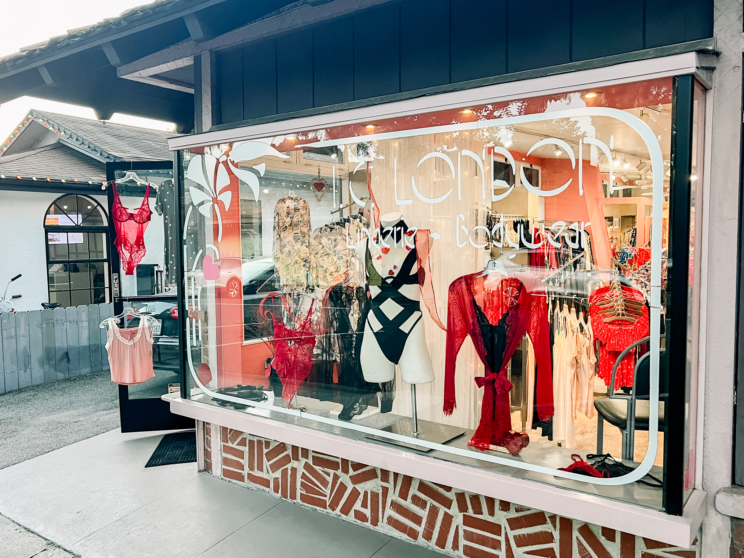 Store front of the iconic I.C. London Lingerie Shop located in Laguna Beach, California where clients shop for their OC Boudoir photoshoots