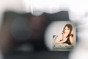 Looking into a Retro Viewer of your boudoir photos after working with OC Boudoir