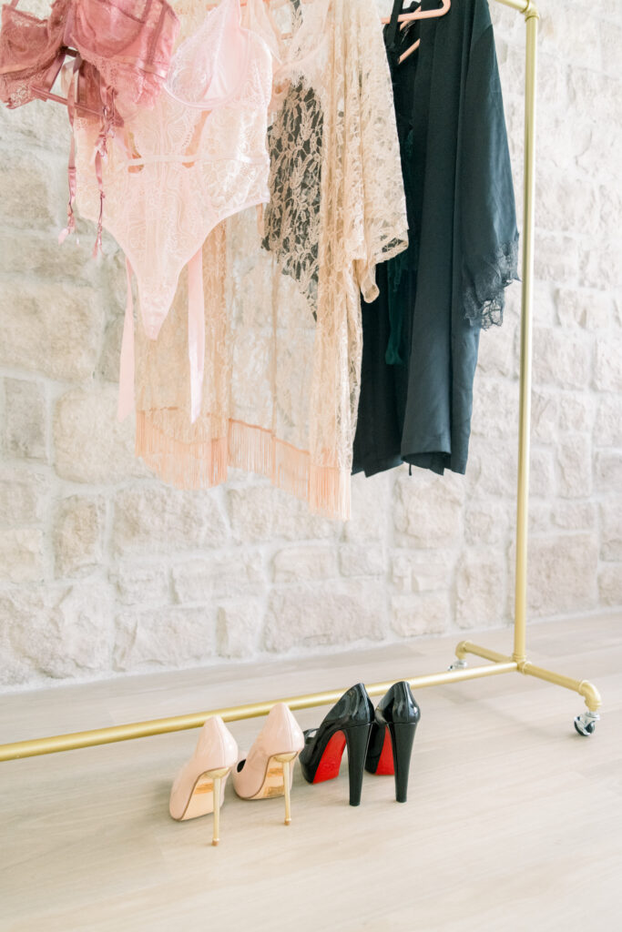 a set of different things to help you know what to bring for a photography shoot.